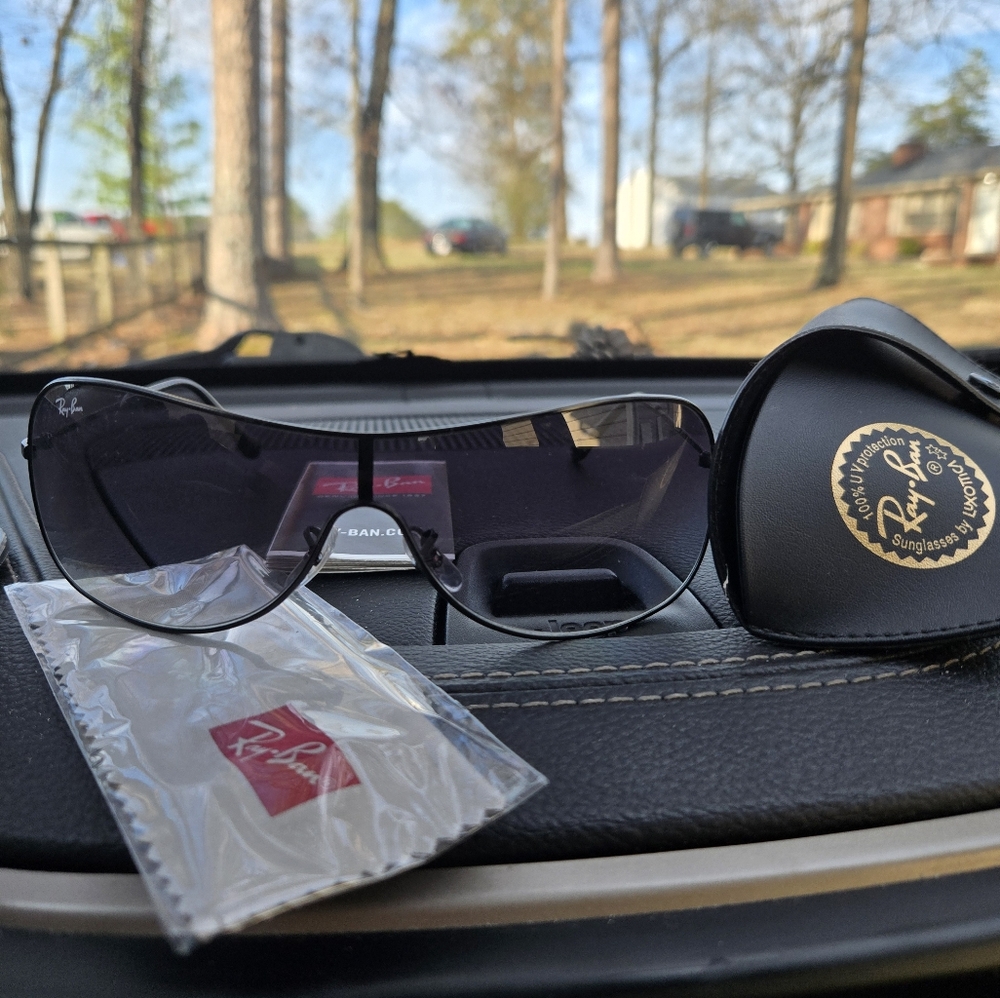 Ray-Ban Black Aviator Sunglasses With Case And Claeaning Cloth